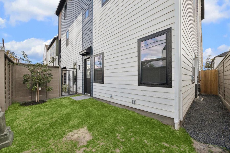 Enjoy your own private outdoor oasis in the heart of the city. This home at Thornton Oaks includes a manageable green space and side yard, ideal for urban gardening or a safe play area for pets. Located bordering Garden Oaks, these homes by Cityside Homes combine modern indoor luxury with essential private outdoor living.