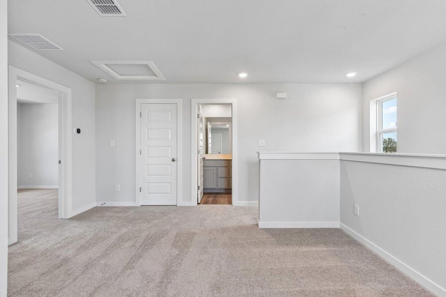 Spacious, unfurnished interior of a new home in Trinity Ranch, Elgin (Image 33).