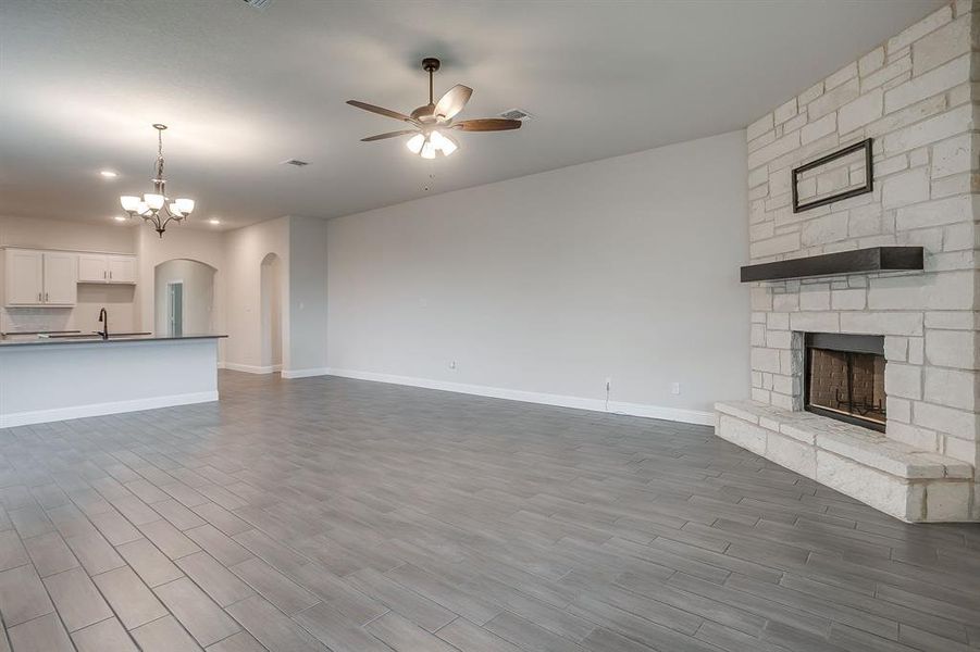 Spacious, unfurnished interior of a new home in Oak Hills, Burleson (Image 22).