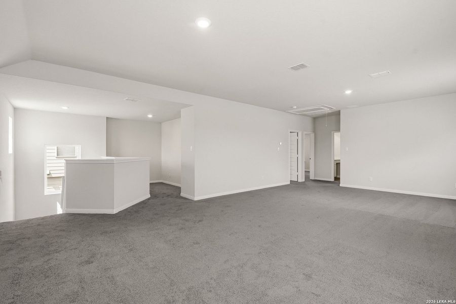 Spacious, unfurnished interior of a new home in Cinco Lakes, San Antonio (Image 13).