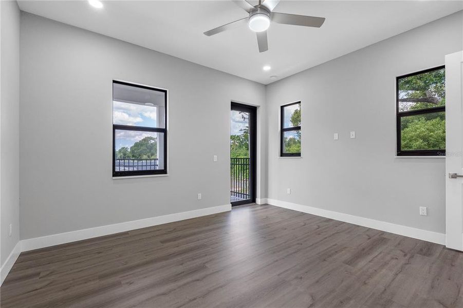 Spacious, unfurnished interior of a new home in , Tampa (Image 19).