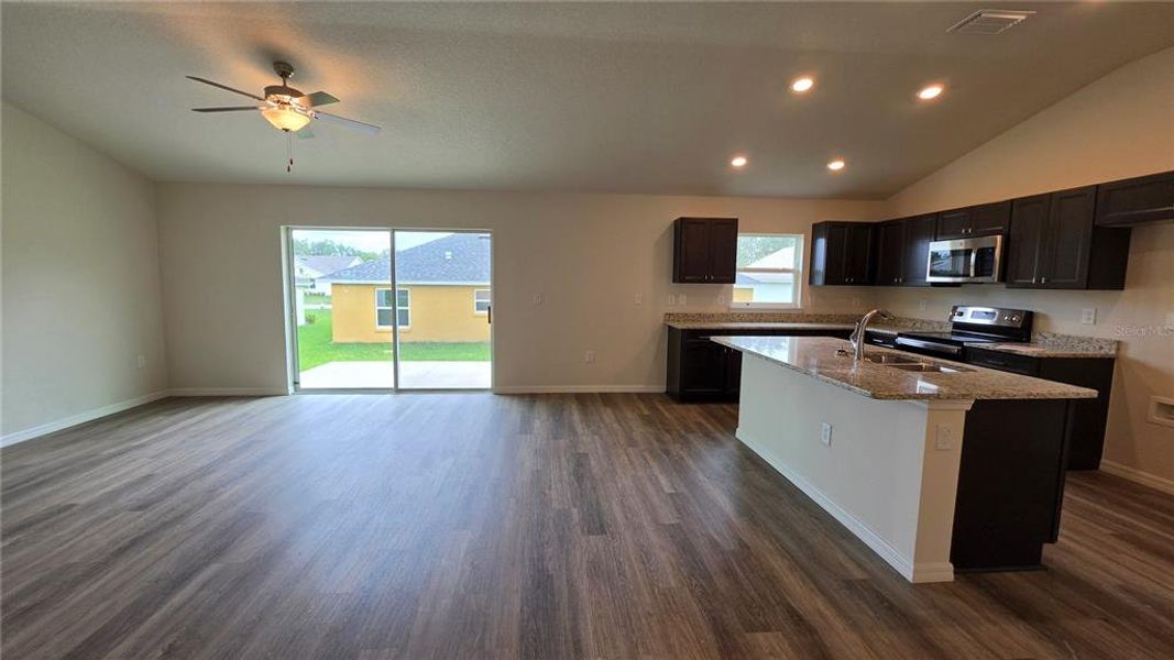 Spacious, unfurnished interior of a new home in , Citrus Springs (Image 11).