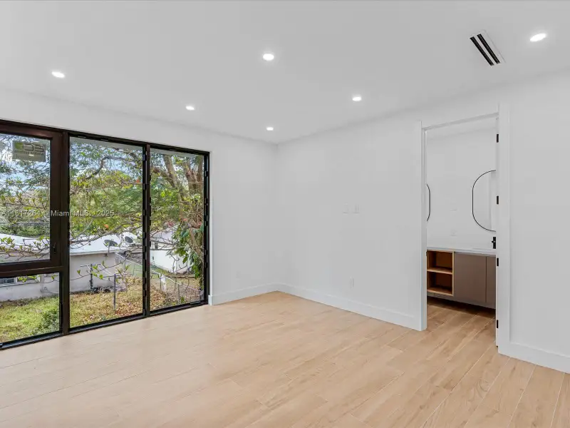 Spacious, unfurnished interior of a new home in , Miami (Image 14).
