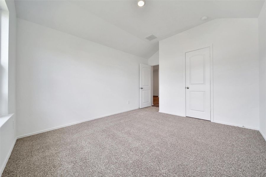 Spacious, unfurnished interior of a new home in Williams Reserve East, Conroe (Image 28).