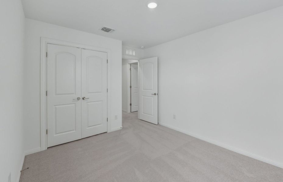 Spacious, unfurnished interior of a new home in Wolf Ranch, Georgetown (Image 33).
