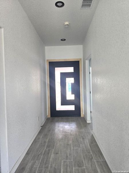 Spacious, unfurnished interior of a new home in , Natalia (Image 12).