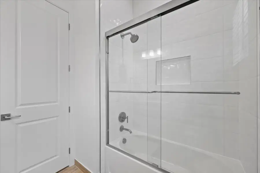 Tub/Shower Combo in Bathroom 2