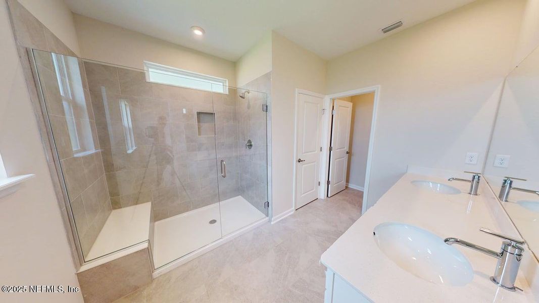 Spacious, unfurnished interior of a new home in Lakes at Bella Lago, Green Cove Springs (Image 13).