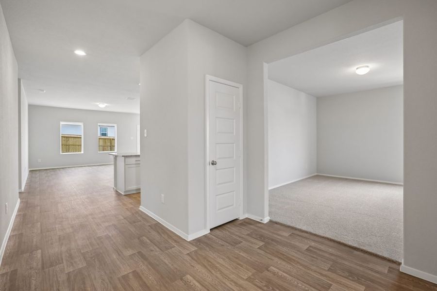 Spacious, unfurnished interior of a new home in Cloverleaf, Austin (Image 19).
