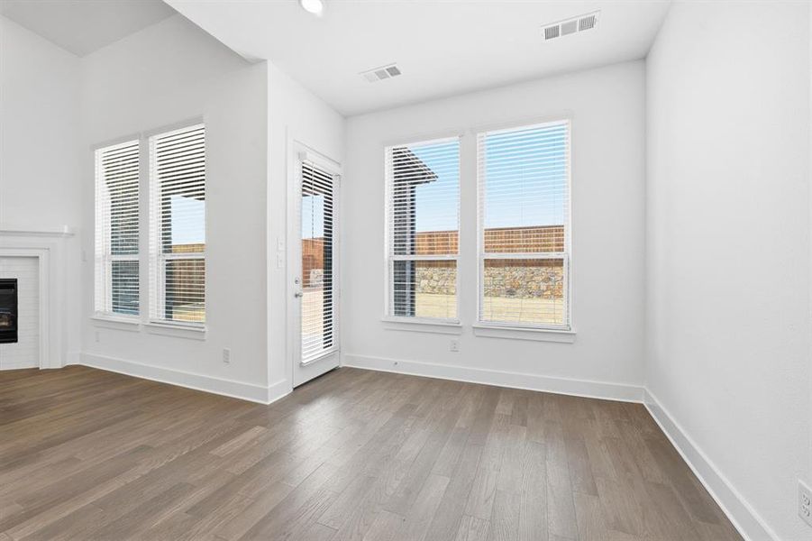 Spacious, unfurnished interior of a new home in Wildridge, Oak Point (Image 30).