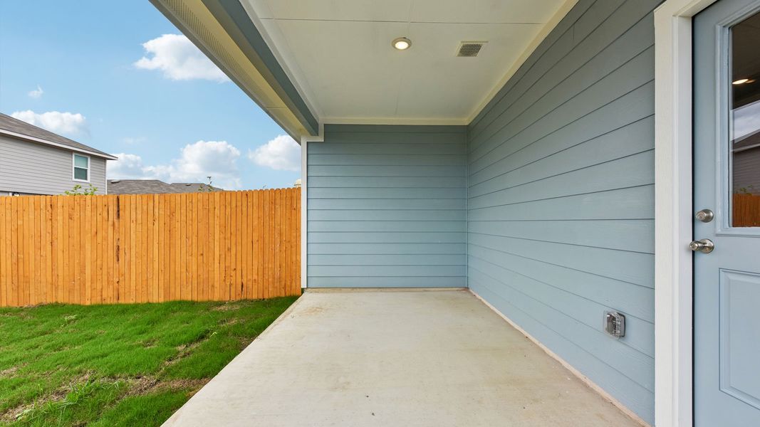 Exterior details and patio area of a home in Wayside, Uhland (Image 4).
