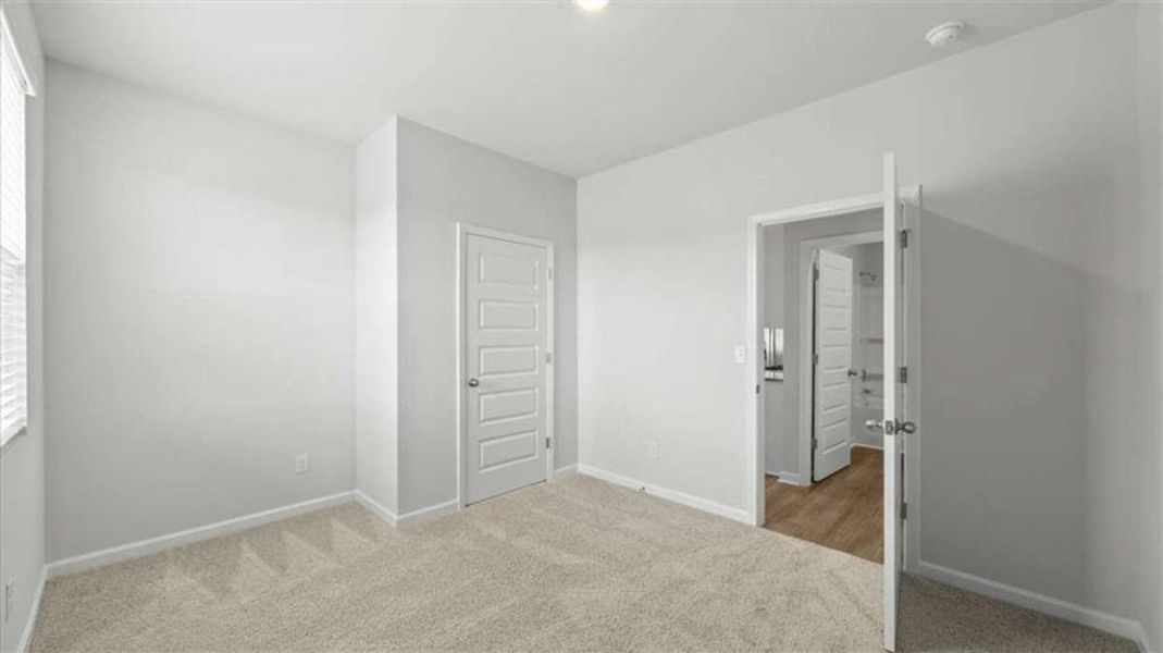 Spacious, unfurnished interior of a new home in Shoal Creek, Hampton (Image 15).