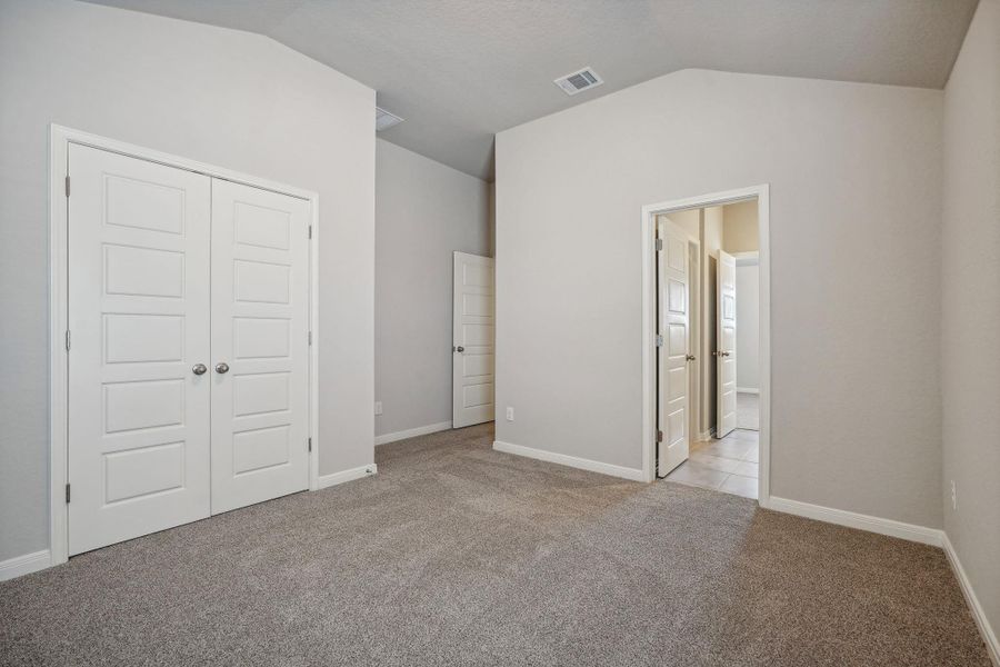 Spacious, unfurnished interior of a new home in Kingdom Heights, Rosenberg (Image 35).