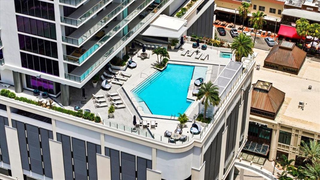 Condo located in St. Petersburg, FL showcasing its design and architecture (Image 39).