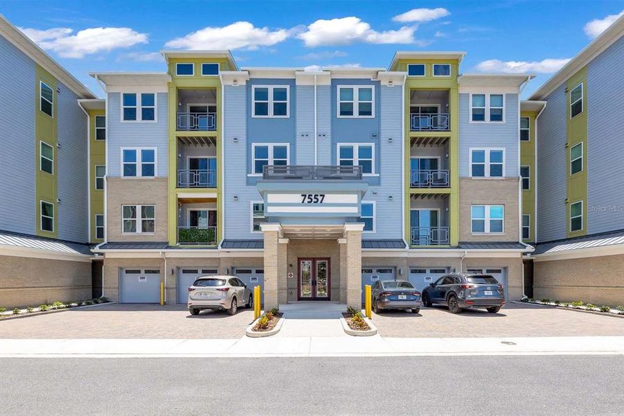 Condo located in Orlando, FL showcasing its design and architecture (Image 3).