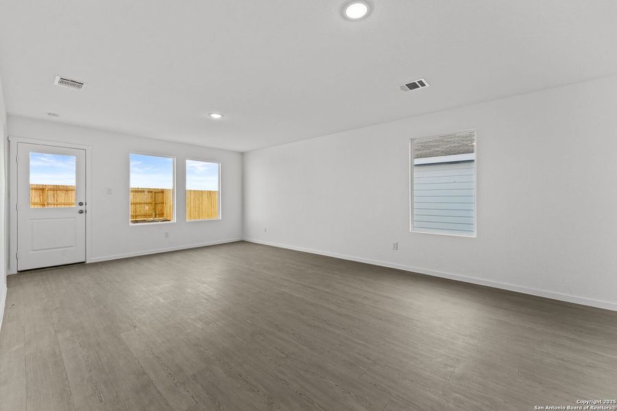 Spacious, unfurnished interior of a new home in , New Braunfels (Image 19).