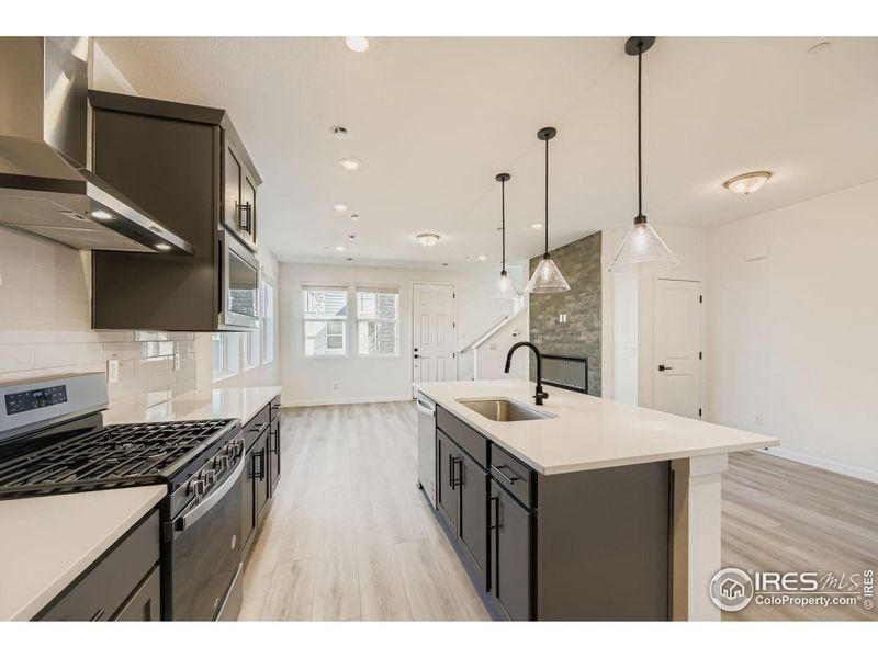 Kitchen with a gas range and chimney hood! Kitchen with a gas range and chimney hood!