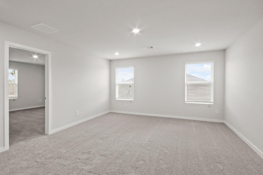 Spacious, unfurnished interior of a new home in Lakes at Crockett Martin, Conroe (Image 16).