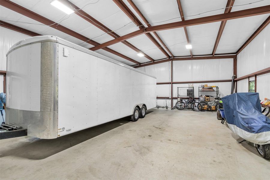 Large shop perfect for storage or workspace