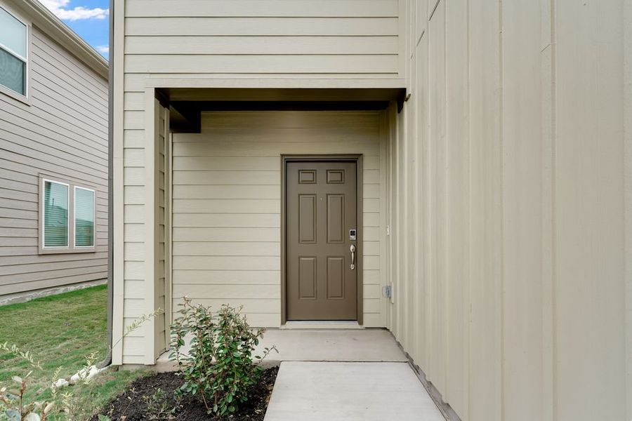Exterior details and patio area of a home in Longview, Del Valle (Image 15).
