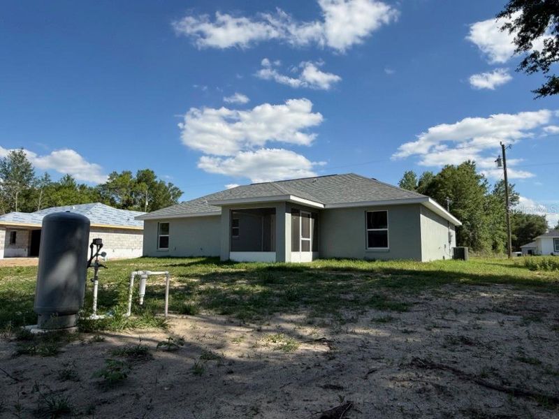 Exterior details and patio area of a home in , Dunnellon (Image 17).