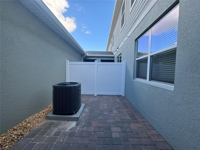 Exterior details and patio area of a home in , Winter Garden (Image 4).