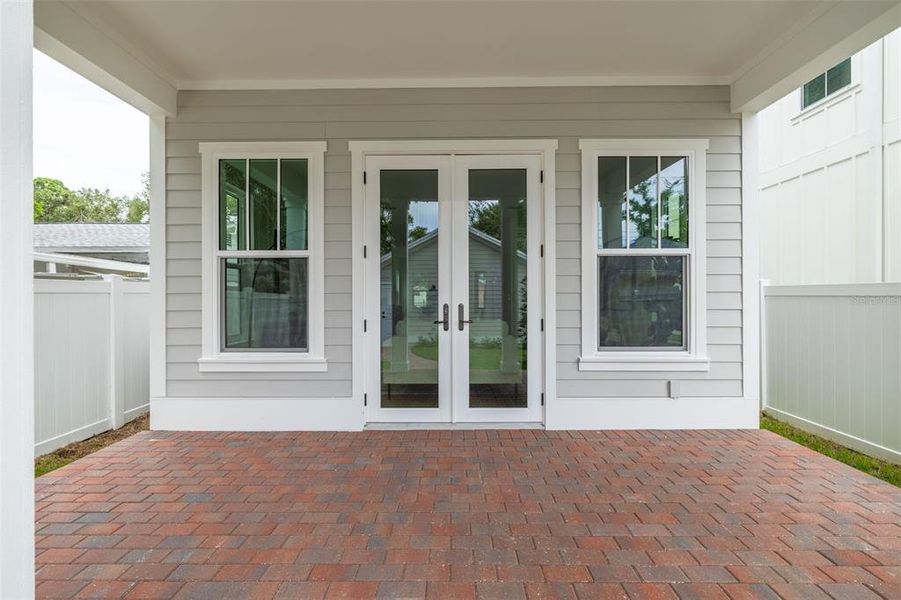Exterior details and patio area of a home in , St. Petersburg (Image 30).