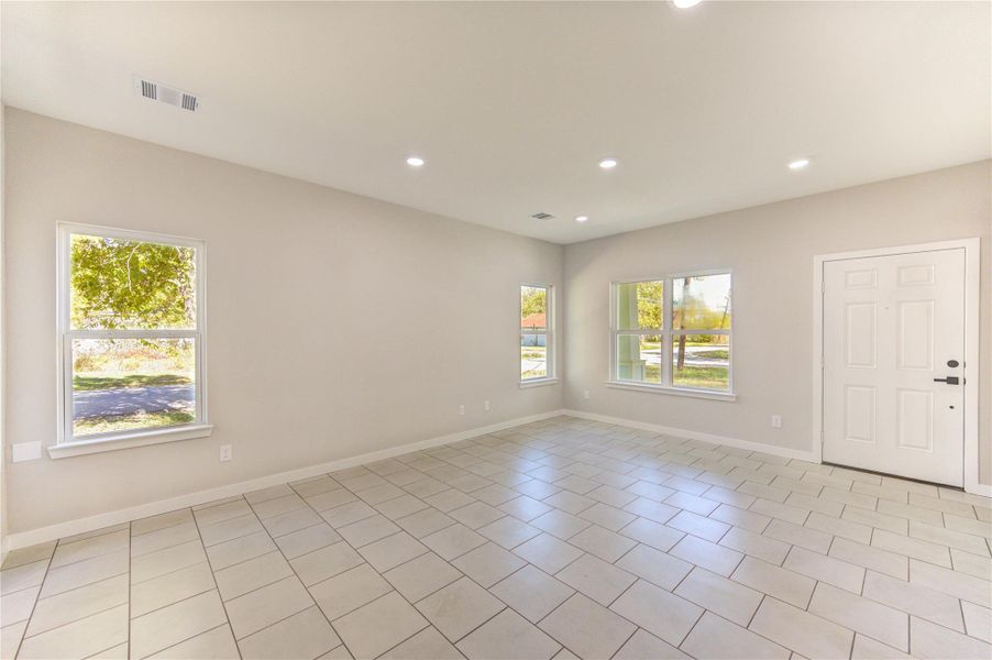 Spacious, unfurnished interior of a new home in , Navasota (Image 27).