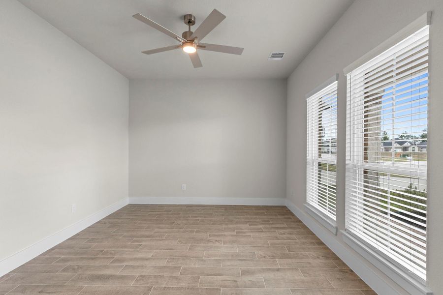 Spacious, unfurnished interior of a new home in Barton Creek Ranch, Conroe (Image 20).