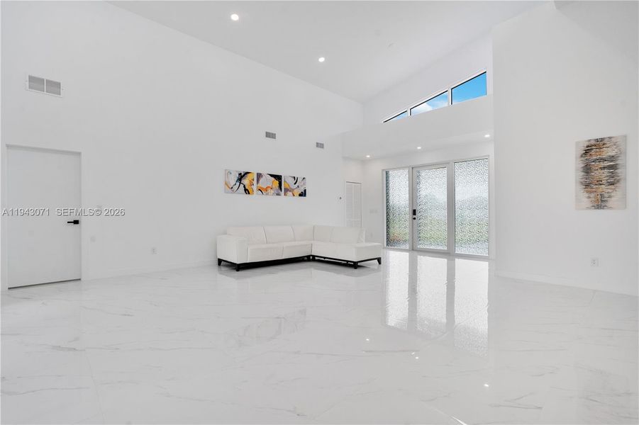 Spacious, unfurnished interior of a new home in , Cape Coral (Image 41).