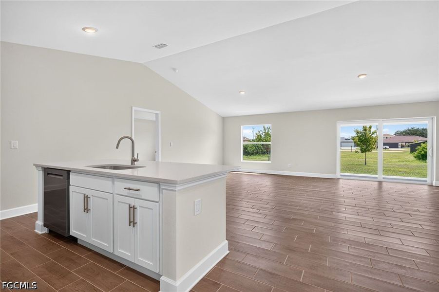 Spacious, unfurnished interior of a new home in Cape Coral, Cape Coral (Image 16).