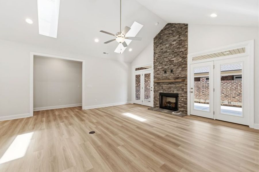 Spacious, unfurnished interior of a new home in Weybridge, Burlington (Image 33).