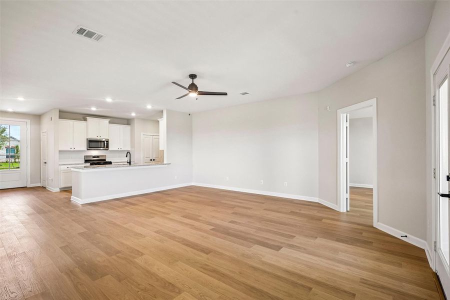 Spacious, unfurnished interior of a new home in Lago Mar, Texas City (Image 19). Spacious, unfurnished interior of a new home in Lago Mar, Texas City (Image 19).