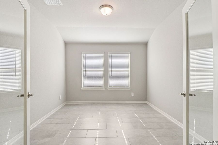 Spacious, unfurnished interior of a new home in Arcadia Ridge - Classic Series, San Antonio (Image 36).
