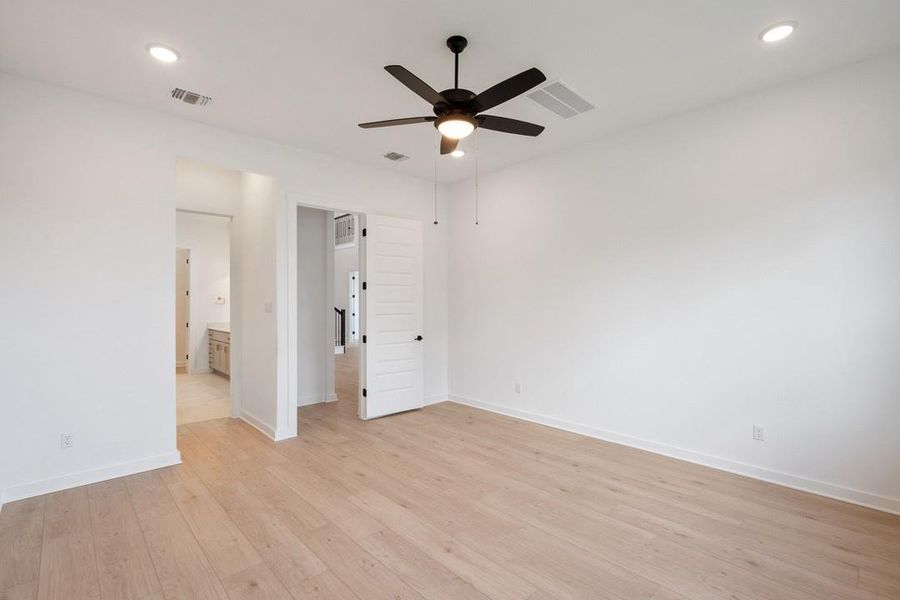 Spacious, unfurnished interior of a new home in Wolf Ranch, Georgetown (Image 33). Spacious, unfurnished interior of a new home in Wolf Ranch, Georgetown (Image 33).