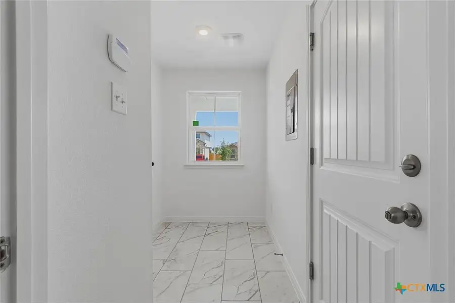 Spacious, unfurnished interior of a new home in Turnbo Ranch, Killeen (Image 18).