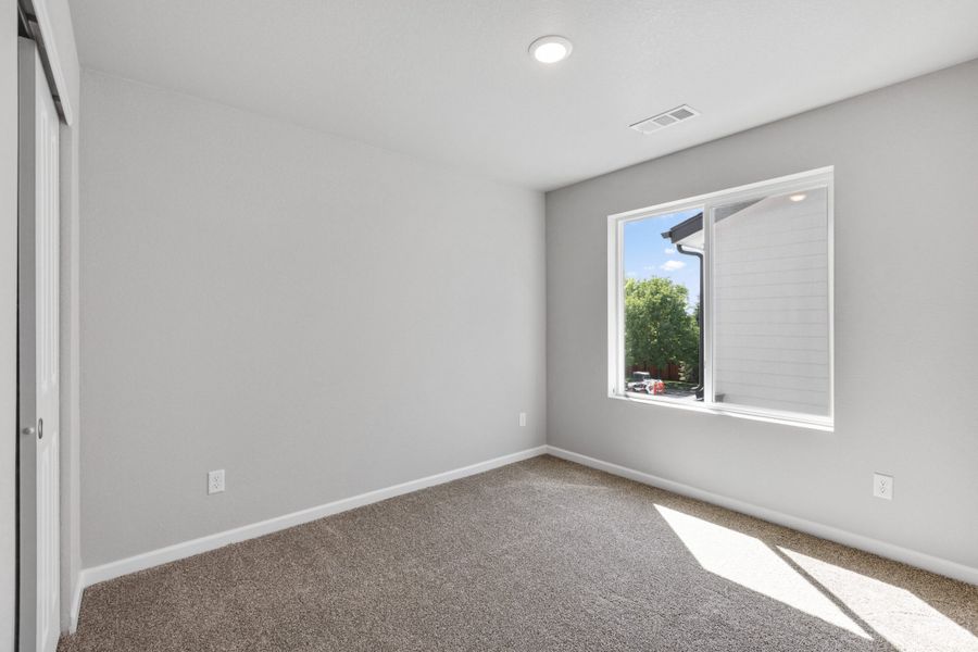 Spacious, unfurnished interior of a new home in Spring Valley, Longmont (Image 15).