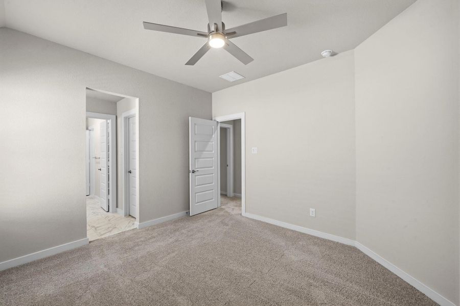 Spacious, unfurnished interior of a new home in Barton Creek Ranch, Conroe (Image 21).