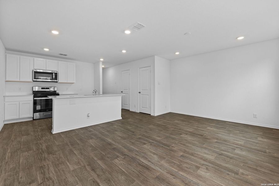 Spacious, unfurnished interior of a new home in Blue Ridge Ranch, San Antonio (Image 15).
