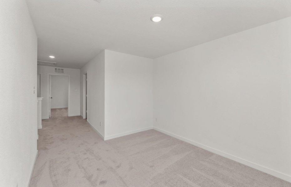 Spacious, unfurnished interior of a new home in Sunfield, Buda (Image 14).