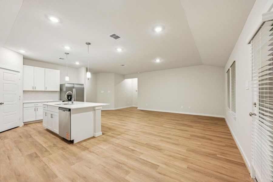 Spacious, unfurnished interior of a new home in Stewart's Ranch, Conroe (Image 27).