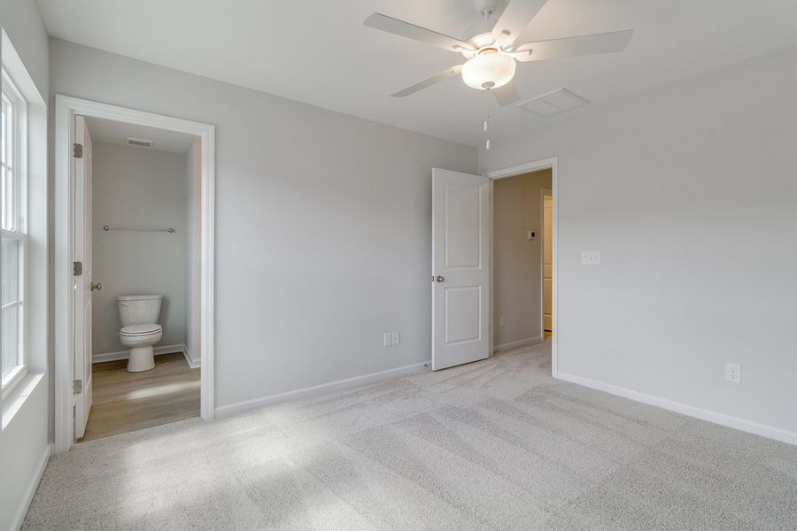 Spacious, unfurnished interior of a new home in Astoria, Columbia (Image 22).
