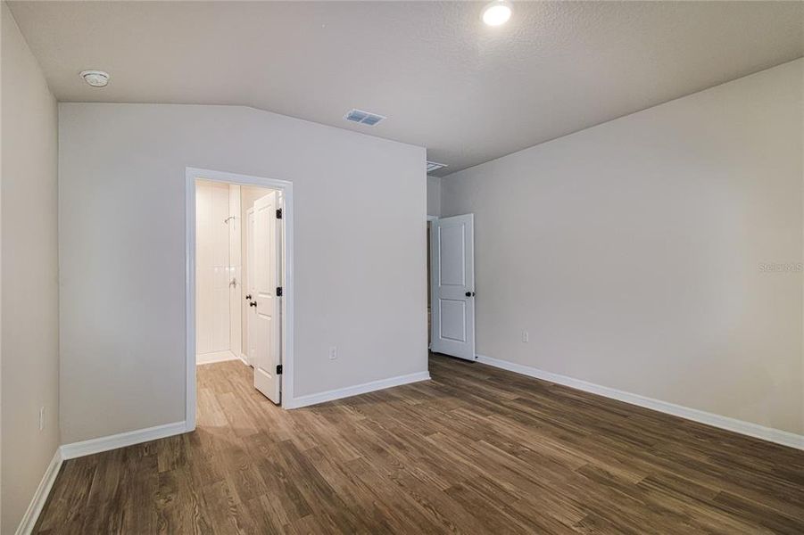 Spacious, unfurnished interior of a new home in , Ocala (Image 13).