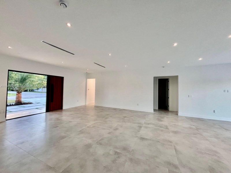 Spacious, unfurnished interior of a new home in , Deerfield Beach (Image 20).