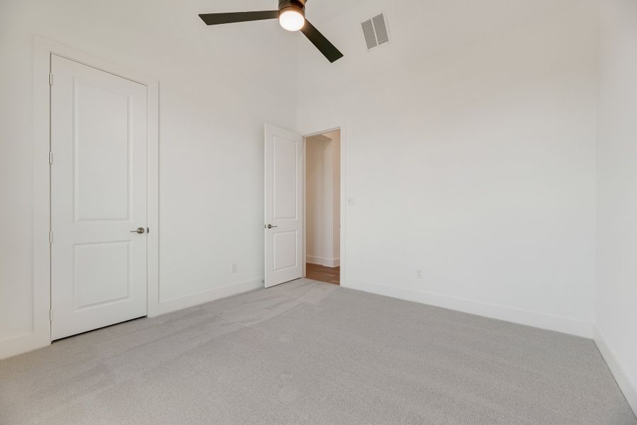 Spacious, unfurnished interior of a new home in Winding Creek, Rockwall (Image 33).