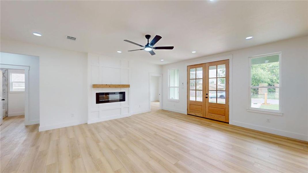 Spacious, unfurnished interior of a new home in , Weatherford (Image 18).