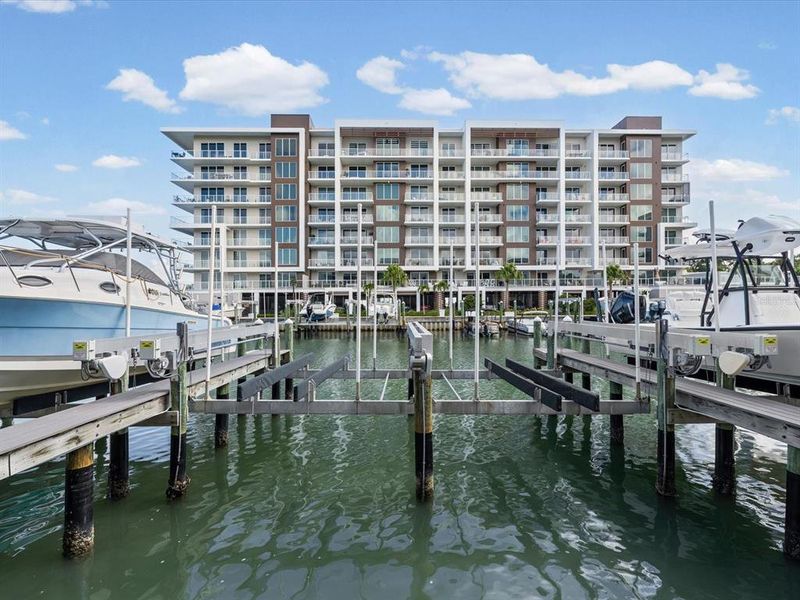 Condo located in Clearwater, FL showcasing its design and architecture (Image 5).