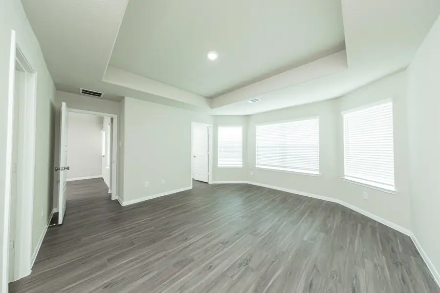 Spacious, unfurnished interior of a new home in Mackenzie Creek, Conroe (Image 11).