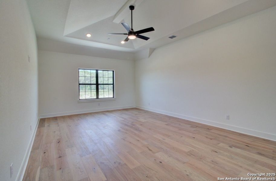 Spacious, unfurnished interior of a new home in Verandas at the Rim, San Antonio (Image 49).