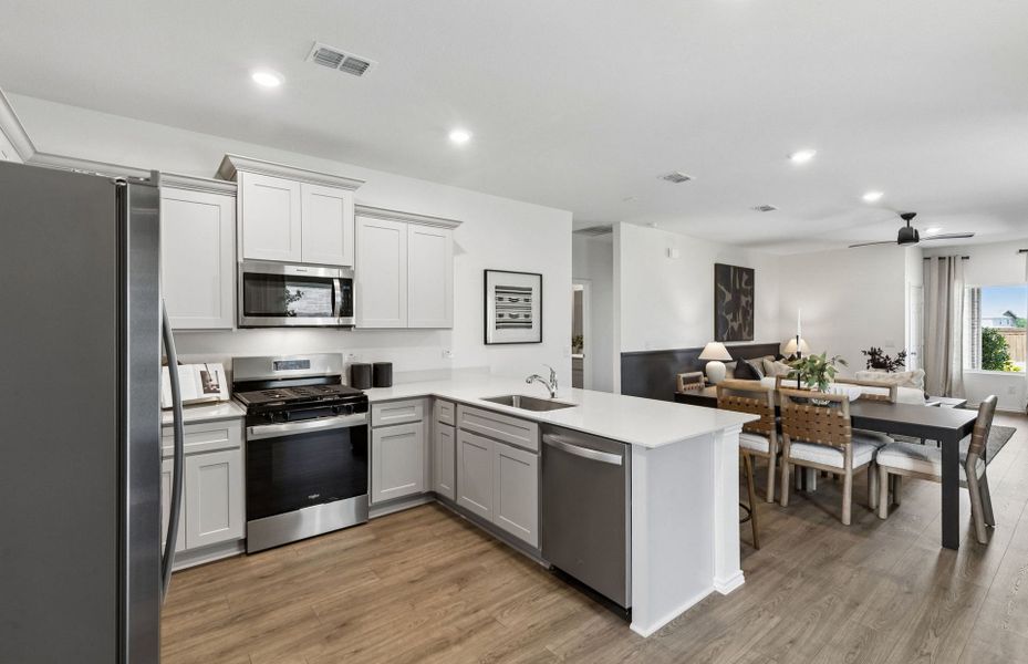 Representative furnished interior of a home built from the Livingston by Pulte Homes in Cottonwood, Howe (Image 18).